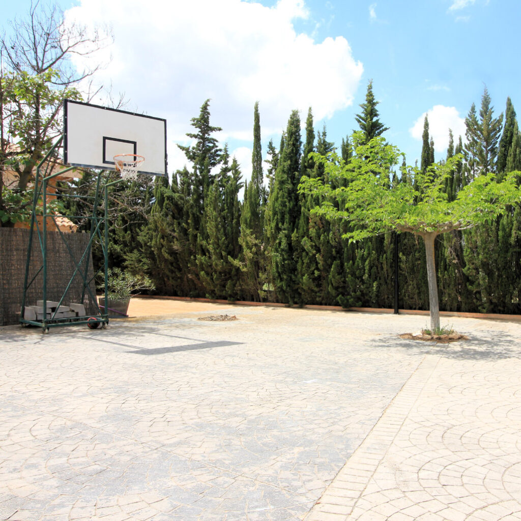 Cancha con vistas zona de diversión